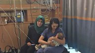Židovská sestra dojčila palestínske bábo